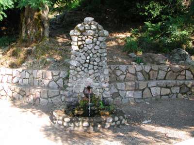 Fontaine dans la descente du col de Svi vers Cristinacce.